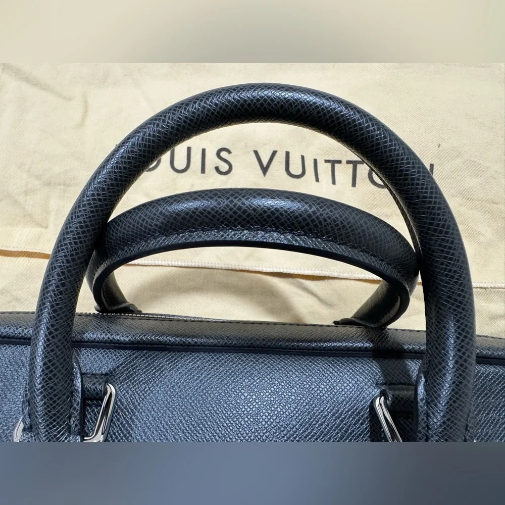 LOUIS VUITTON Taiga Porte-Documents Business MM Ardoise